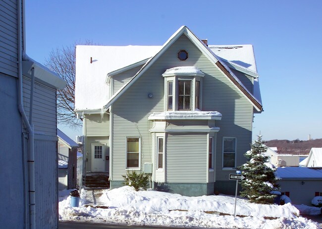 604 N Main St in Fall River, MA - Foto de edificio - Building Photo