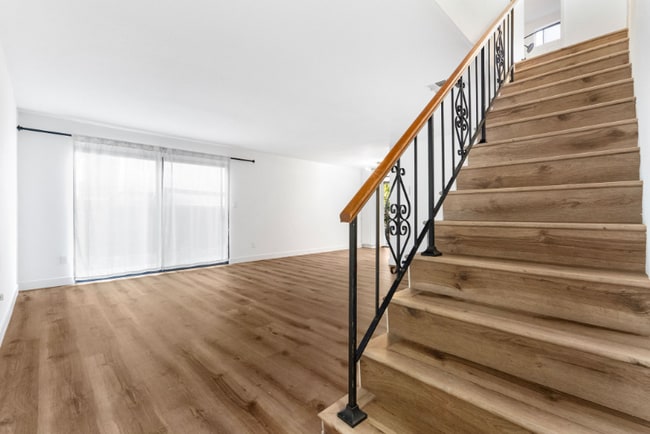 5240 Whitsett Ave in Los Angeles, CA - Building Photo - Building Photo