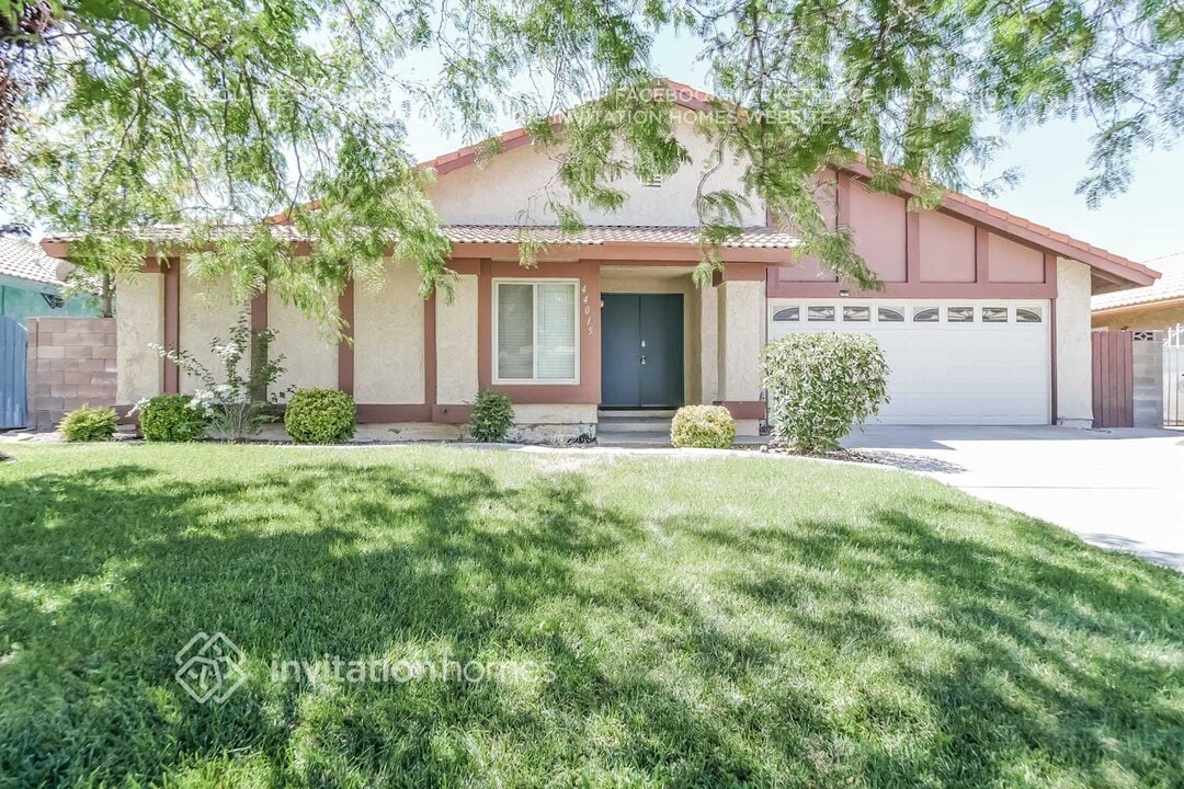 44015 Andale Ave in Lancaster, CA - Building Photo