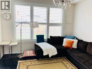 945 Farmstead Dr in Milton, ON - Building Photo - Building Photo