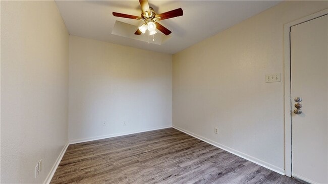 725 Peppertree Dr, Unit 23 in Bryan, TX - Building Photo - Building Photo