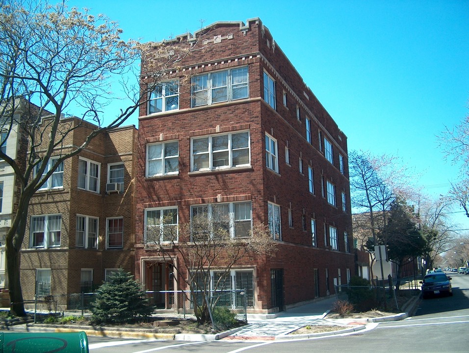 858 N Hoyne St in Chicago, IL - Foto de edificio