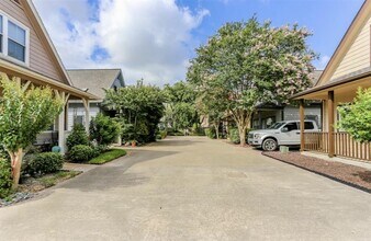 1310 Dennis St in Houston, TX - Building Photo - Building Photo