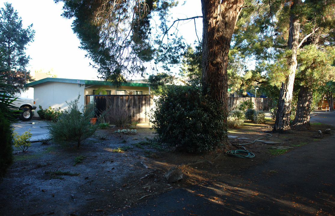 310 Gladys Avenue in Mountain View, CA - Foto de edificio