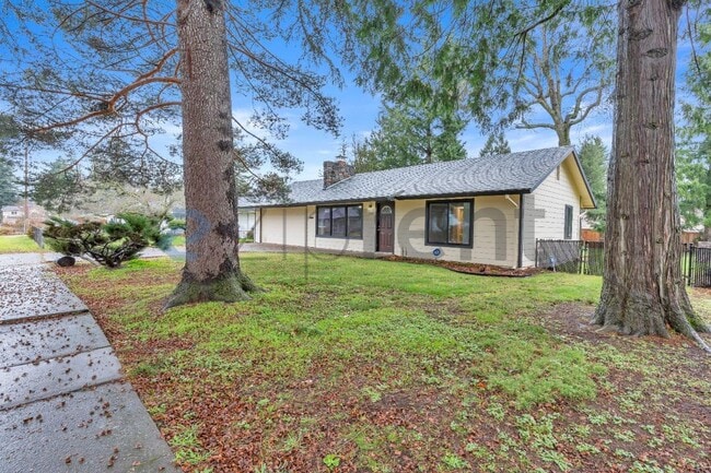 12917 NE Holladay St in Portland, OR - Building Photo - Building Photo