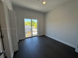 346 NW 35th St in Miami, FL - Building Photo - Building Photo