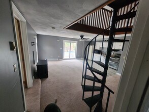 985 Mammoth Rd, Unit A in Pelham, NH - Foto de edificio - Building Photo