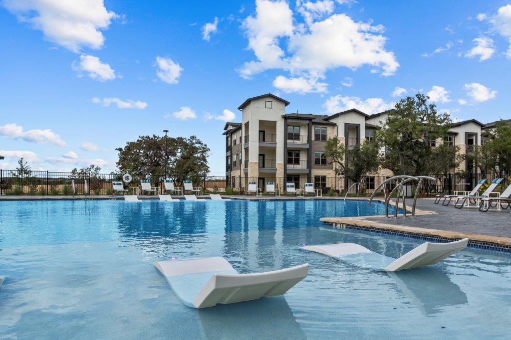 Redbird Ridge Apartments in San Antonio, TX - Foto de edificio