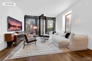 325 W Broadway in New York, NY - Building Photo