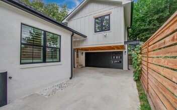 6611 Rockbridge Ln in Houston, TX - Building Photo - Building Photo