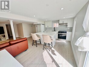 7 Captain Francis Dr in Markham, ON - Building Photo - Building Photo