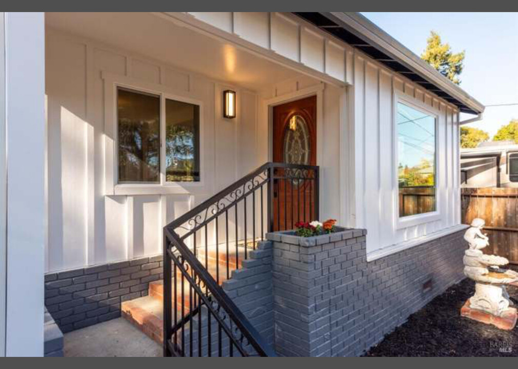 15 Ward St in Healdsburg, CA - Building Photo