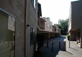 551-555 W Pueblo St in Santa Barbara, CA - Foto de edificio - Building Photo