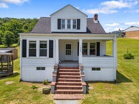 111 North St in Rich Creek, VA - Building Photo