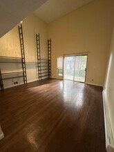 Hoven Apartments in Seattle, WA - Building Photo - Building Photo