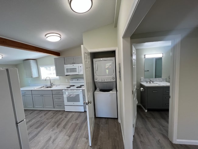 1153 W Hendrickson Rd, Unit B in Sequim, WA - Building Photo - Building Photo