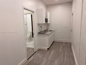 2804 NW 7th Ct in Fort Lauderdale, FL - Building Photo - Building Photo