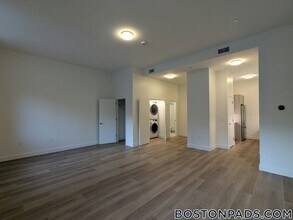 1079 Commonwealth Ave, Unit 413 in Boston, MA - Building Photo - Building Photo