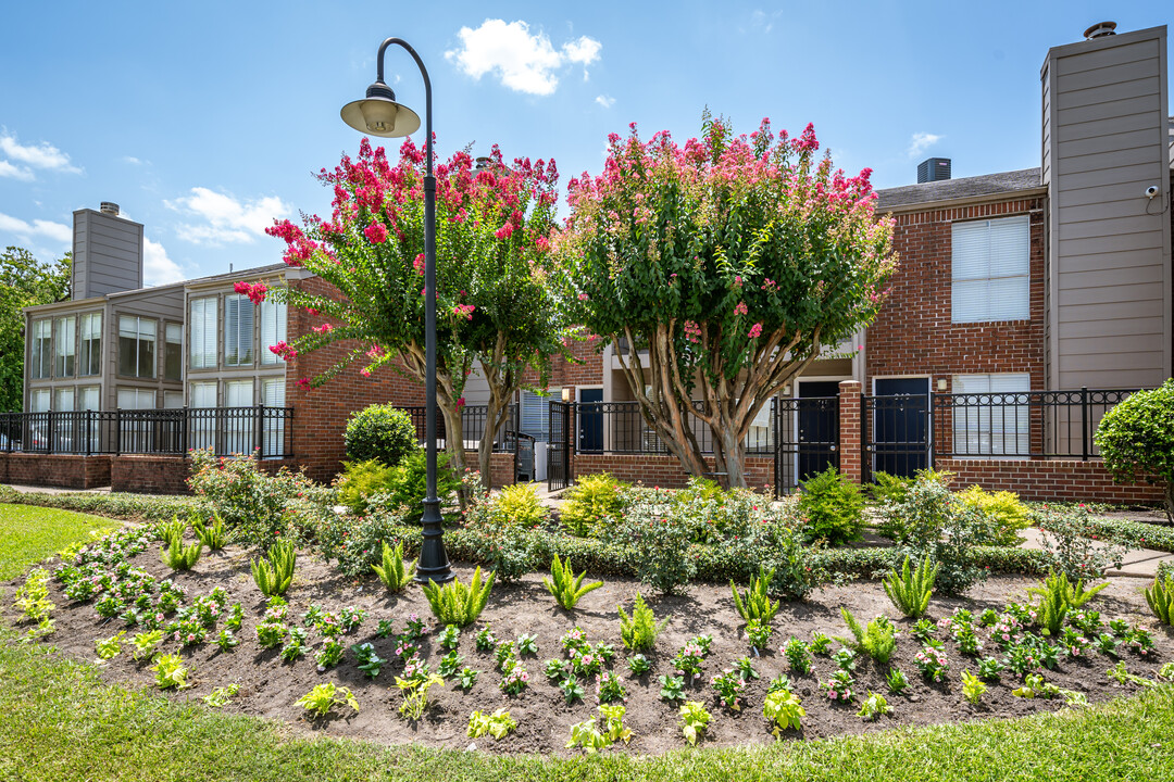 Woodlake Meadows in Houston, TX - Building Photo