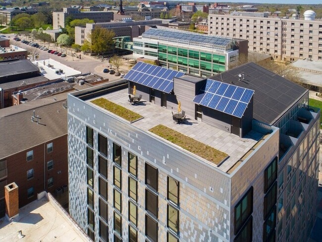 7 S Linn St in Iowa City, IA - Building Photo - Building Photo