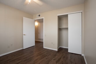 Western Yarbrough Apartments in El Paso, TX - Foto de edificio - Interior Photo