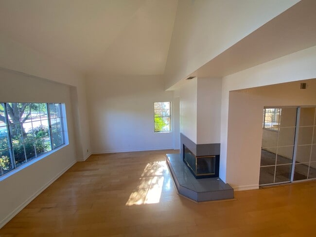 325 Pacific Oaks Rd in Goleta, CA - Building Photo - Building Photo