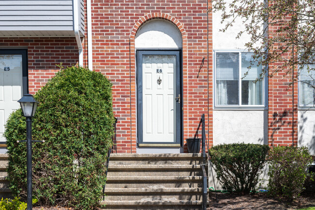 Lincoln Village Condominiums in Abington, MA - Building Photo - Building Photo