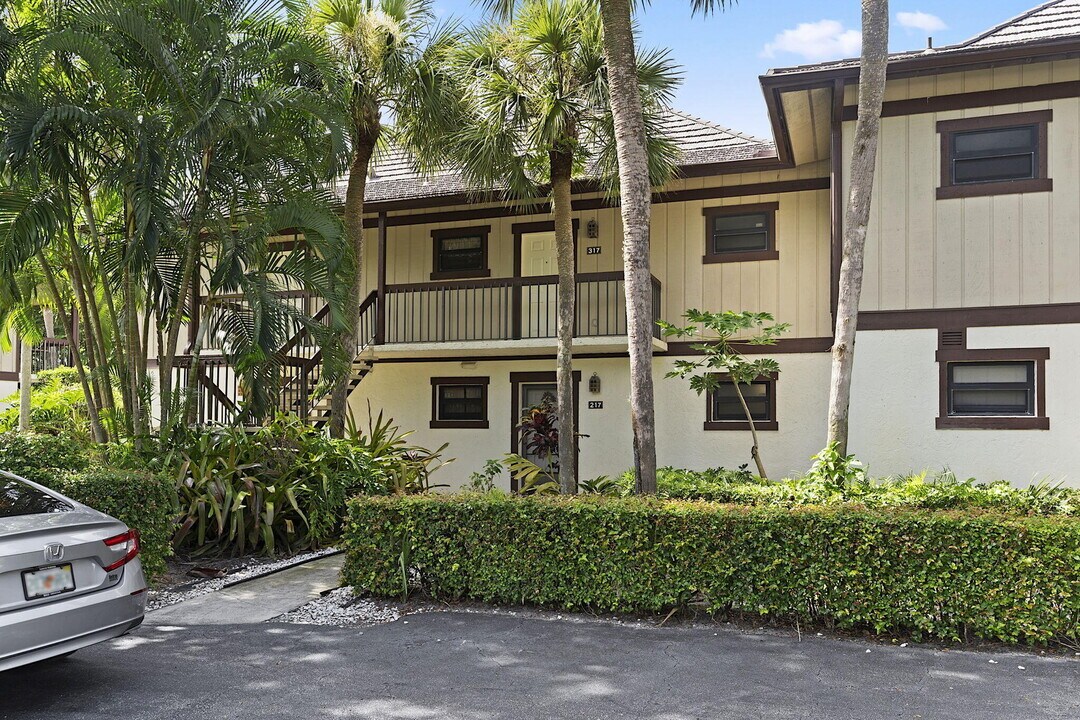 13334 Polo Club Rd in Wellington, FL - Building Photo