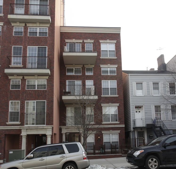 214 Calyer St in Brooklyn, NY - Building Photo
