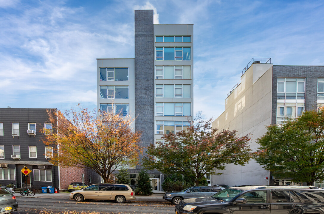 128 Newton St in Brooklyn, NY - Foto de edificio