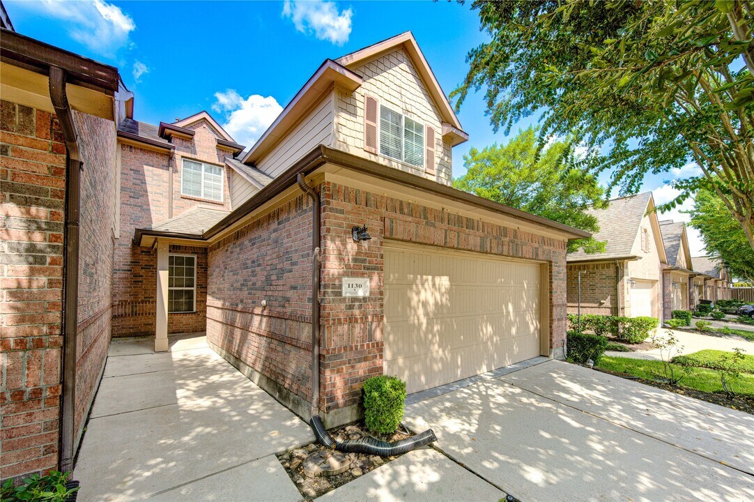 1130 Glenwood Canyon Ln in Houston, TX - Building Photo