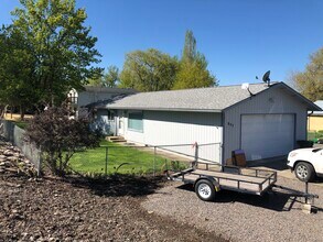 807 Poplar St in Cove, OR - Building Photo - Building Photo