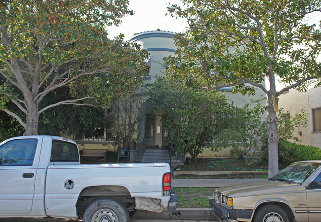 341 N Genesee Ave in Los Angeles, CA - Foto de edificio - Building Photo