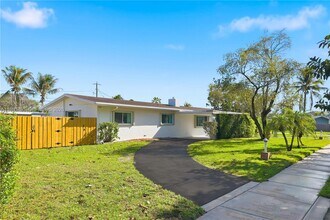 8501 SW 128th St in Miami, FL - Foto de edificio - Building Photo