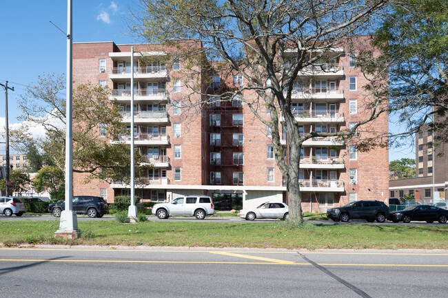 Seagirt Apartments in Far Rockaway, NY - Building Photo - Building Photo