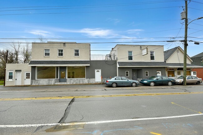 6535 Library Rd, Unit 1st Floor in South Park, PA - Foto de edificio - Building Photo