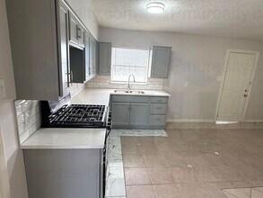 130 W Cherry Point Dr in Dallas, TX - Building Photo - Building Photo