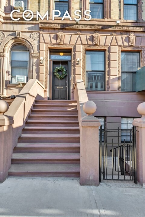 710 St Nicholas Ave in New York, NY - Building Photo