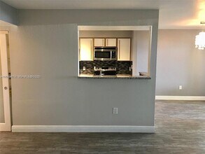 2445 NW 33rd St in Oakland Park, FL - Building Photo - Building Photo