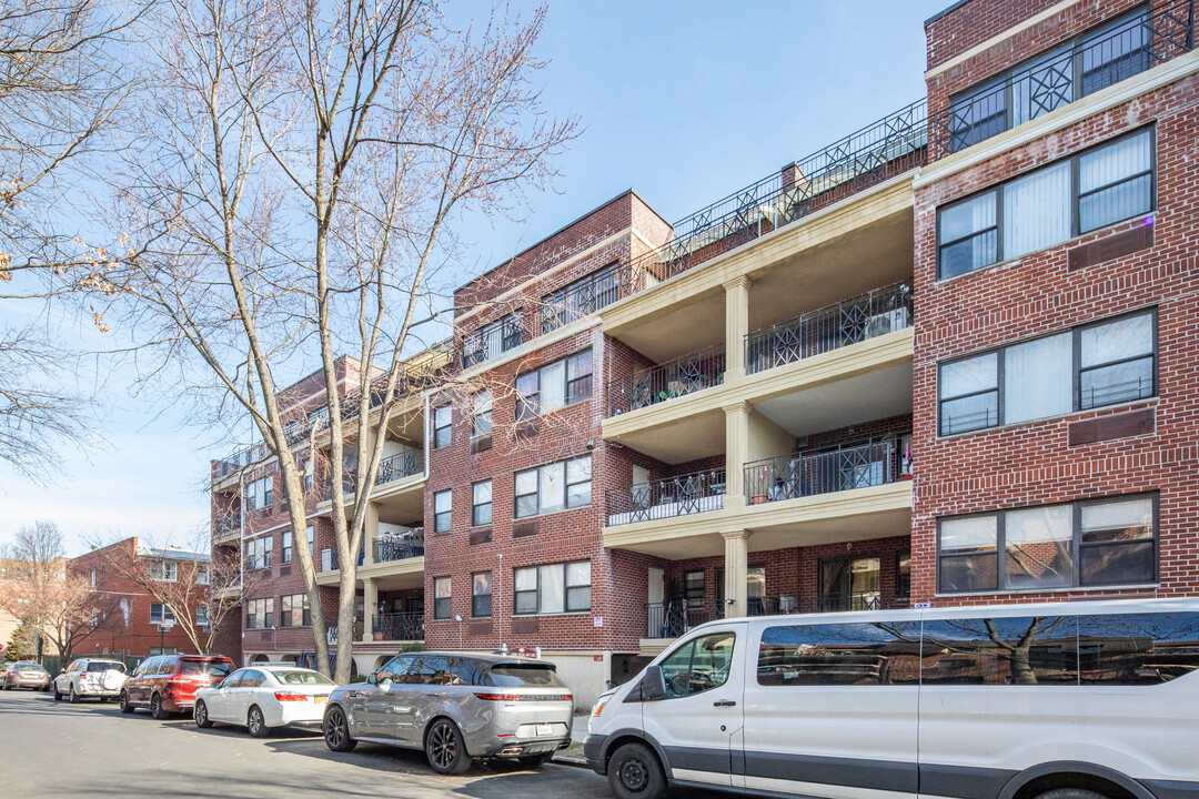 71-19 162nd St in Flushing, NY - Building Photo