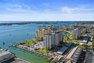 4550 Cove Cir in St. Petersburg, FL - Building Photo - Building Photo