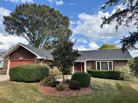 11S067 West St in Naperville, IL - Building Photo