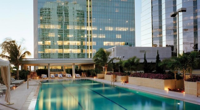 1395 Brickell Ave in Miami, FL - Foto de edificio - Building Photo