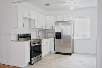 3770 SW 27th St in Miami, FL - Building Photo - Building Photo