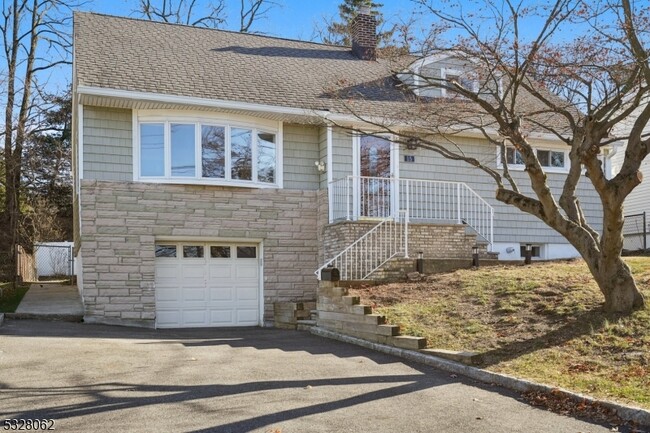 15 Deerfield Dr in West Orange, NJ - Building Photo - Building Photo