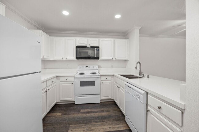 7505 Charmant Dr in San Diego, CA - Building Photo - Building Photo