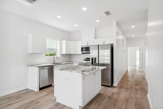 2568 Oak St in Panama City, FL - Building Photo - Building Photo