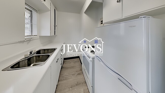 property at 807 N 1st St