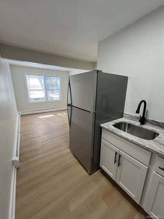 98 E Market St in Hyde Park, NY - Building Photo