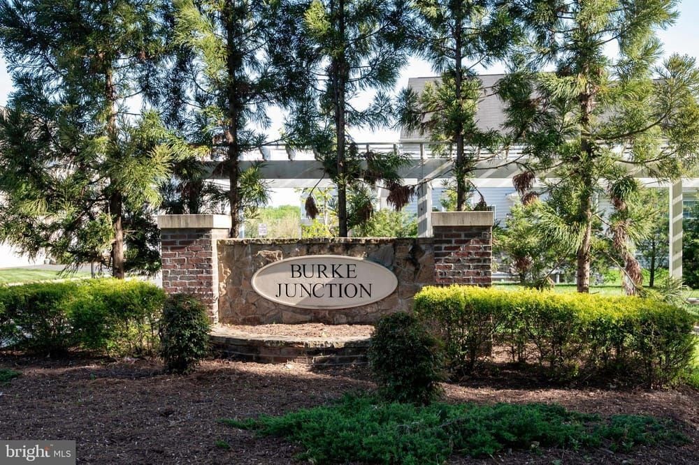 5569 James Young Wy in Fairfax, VA - Building Photo
